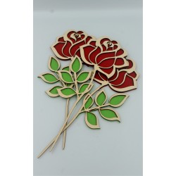 Róża wykonana ze sklejki podklejona czerwonym i zielonym filcem. Cięcie laserowe. Prezent na walentynki.