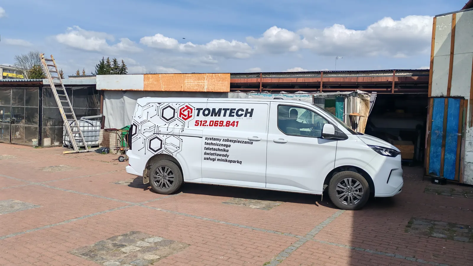 Oklejenie samochodu firmowego TOMTECH — realizacja KK Design
