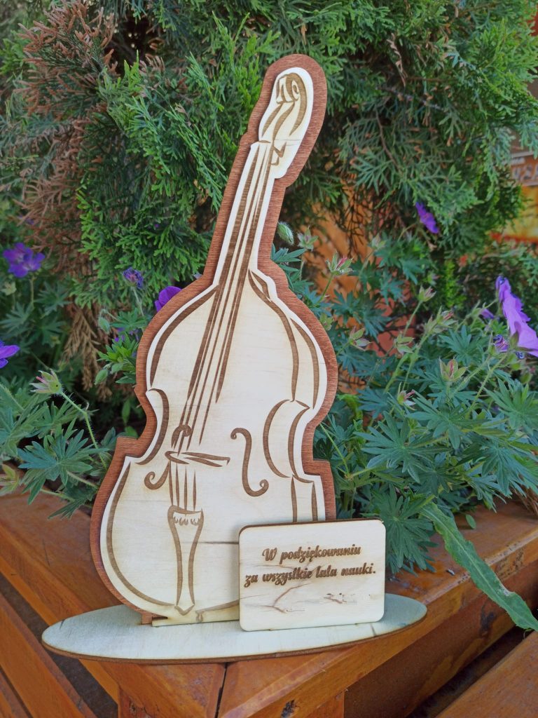 Statuetki ze sklejki w kształcie instrumentu muzycznego.